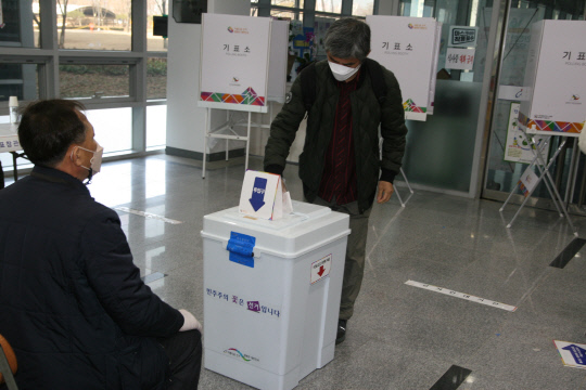 9일 오후 12시쯤 충남교육청에 마련된 홍북읍 제4투표소에서 한 유권자가 투표함에 투표용지를 넣고 있다. 사진=박상원 기자  
