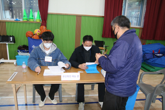 9일 오후 1시쯤 충남 홍성 대정초등학교에 마련된 구항면 제2투표소에서 투표사무원들이 유권자의 신원확인을 하고 있다. 사진=박상원 기자
