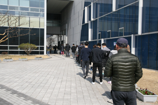 일 오후 12시쯤 충남교육청에 마련된 홍북읍 제4투표소에서 충남 내포신도시 시민들의 긴 줄이 이어진 가운데 차분한 분위기 속에서 투표가 진행됐다. 사진=박상원 기자 
