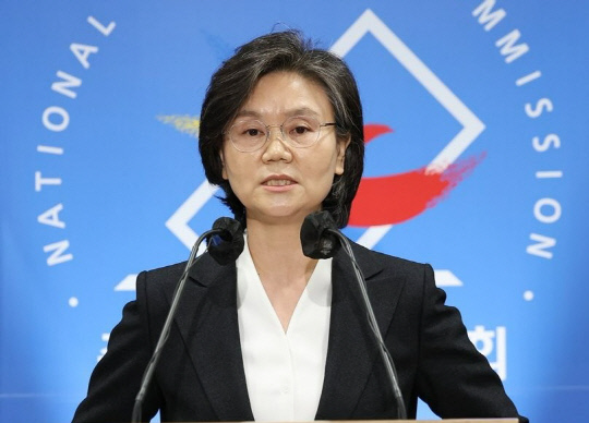 노정희 중앙선거관리위원장이 20대 대통령 선거 본 투표일을 하루 앞둔 8일 경기도 과천 중앙선거관리위원회에서 담화문 발표를 하고 있다. 연합뉴스