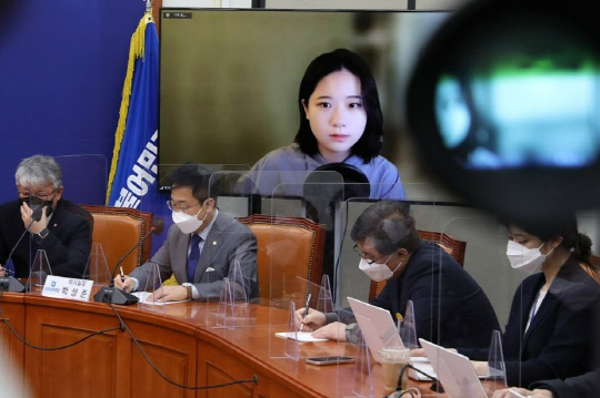 박지현 더불어민주당 공동비대위원장이 14일 오전 국회에서 열린 비상대책위원 회의에서 화상을 통해 발언하고 있다. 연합뉴스
