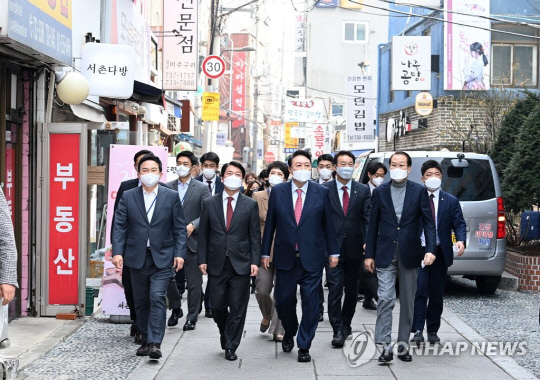 윤석열 대통령 당선인이 16일 오후 서울 종로구 통의동에 위치한 한 식당에서 점심 식사를 마친 후 안철수 인수위원장, 권영세 인수위 부위원장, 원희룡 기획위원장 등과 함께 산책하고 있다. 연합뉴스
