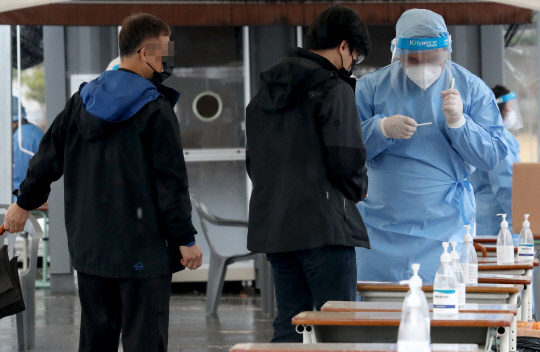 지난 17일 대전 유성구보건소 선별진료소에서 의료진이 신속항원검사 키트를 준비하고 있다. 최은성 기자
