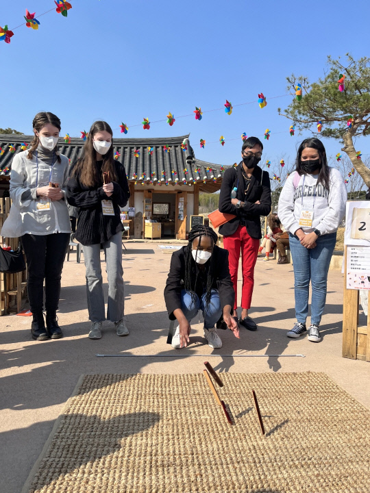 윷놀이를 처음 접하는 충남거주 외국인들과 다문화가정, 북한이탈주민 등이 함께 어우러져 윷놀이를 하는 `특별한 윷잔치`를 추진, 국가적 경계를 뛰어넘는 윷놀이의 세계화를 위한 걸음이라는 호평을 받았다. 사진=충남문화재단 제공