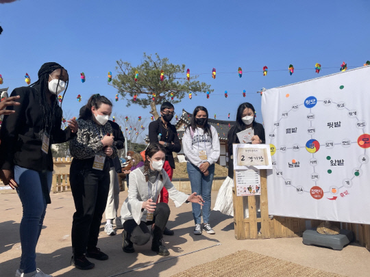 윷놀이를 처음 접하는 충남거주 외국인들과 다문화가정, 북한이탈주민 등이 함께 어우러져 윷놀이를 하는 `특별한 윷잔치`를 추진, 국가적 경계를 뛰어넘는 윷놀이의 세계화를 위한 걸음이라는 호평을 받았다. 사진=충남문화재단 제공