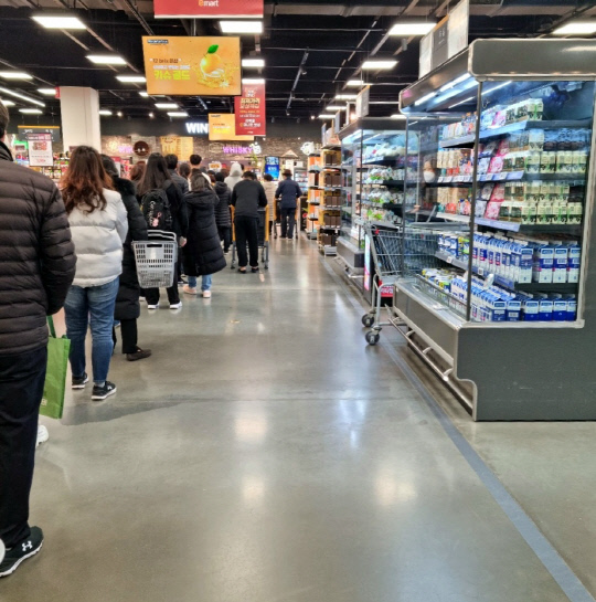 세종의 한 대형마트에서 소비자들이 포켓몬빵을 사기 위해 줄을 서서 대기하고 있다. 김동희 기자
