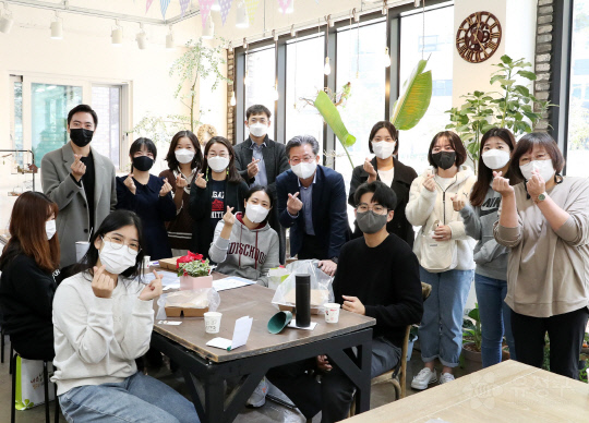 대전 유성구가 청년들과 함께 `청년의 오늘`을 살피고 기념촬영을 하고 있다. 사진=대전 유성구 제공

