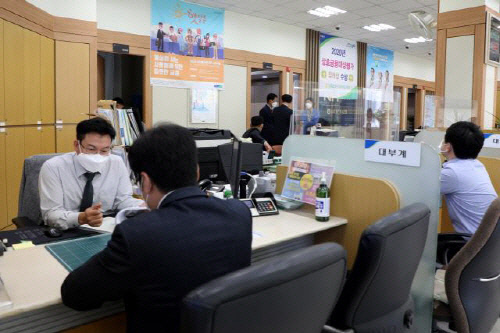 대전지역 한 은행 창구에서 대출 상담이 이뤄지고 있다. 대전일보DB
