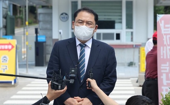 국민의힘 이준석 대표에게 성 접대를 한 의혹을 받는 김성진 아이카이스트 대표 측 법률대리인인 강신업 변호사가 지난달 28일 오전 경기 의왕 서울구치소에서 김 대표의 오전 접견을 마치고 기자회견을 하고 있다.[사진=연합뉴스]