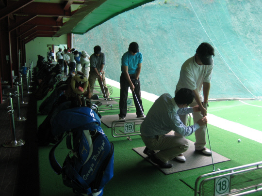 골프학전공 학생들은 연습장에서 현장실무형으로 교육받고 있다. 사진=중부대학교