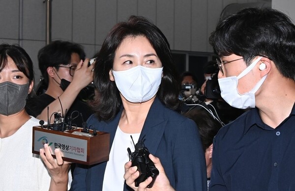 더불어민주당 이재명 의원 배우자 김혜경 씨가 23일 오후 경기도 수원시 경기남부경찰청에서 '법인카드 유용 의혹' 관련 조사를 마친 후 나오고 있다. 사진=연합뉴스