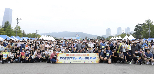 대전지방국세청은 18일 오전 대전엑스포시민광장에서 열린 '제18회 3대하천마라톤대회'에서 단체 기념사진을 찍고 있다. 사진=대전지방국세청 제공