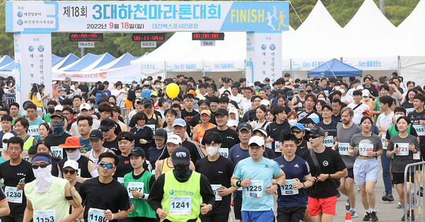 대전일보사와 대전시체육회가 공동 주최한 '제18회 3대하천마라톤대회'가 18일 엑스포시민광장에서 열려 참가자들이 출발신호에 맞춰 힘차게 달려나가고 있다. 최은성 기자