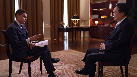 윤석열 대통령이 25일(현지시각) 공개된 CNN 인터뷰에서 "중국이 대만을 공격한다면 북한도 도발할 가능성이 매우 높다"고 밝혔다. 이번 인터뷰는 윤 대통령이 제77차 유엔총회 참석을 위해 지난 21일 뉴욕을 방문했을 때 진행됐다. (사진=CNN)