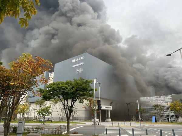 26일 오전 대전 현대아울렛에서 불이 나 8명의 사상자가 발생했다. 사진은 화재 초기 검은 연기가 치솟는 모습. 사진=대전소방본부 제공