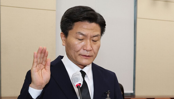 '이태원 압사 참사' 당시 현장 총괄 책임자였던 이임재 전 용산경찰서장이 16일 오후 서울 여의도 국회에서 행정안전위원회 전체회의에 증인으로 출석, 선서하고 있다. 사진=연합뉴스