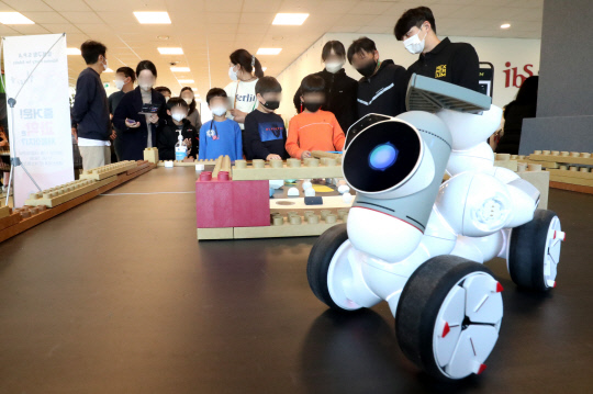 제3회 유성과학축제가 지난 19일 대전 유성구 기초과학연구원에서 열려 시민들이 로봇을 조작하며 즐거운 시간을 보내고 있다. 최은
