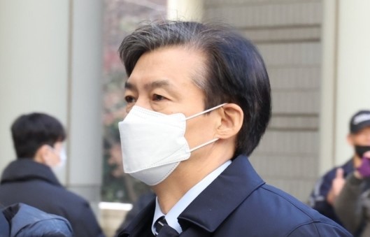 자녀 입시비리와 감찰 무마 등 혐의로 기소된 조국 전 법무부 장관이 2일 오후 서울중앙지법에서 열린 1심 결심 공판에 출석하고 있다. 사진=연합뉴스