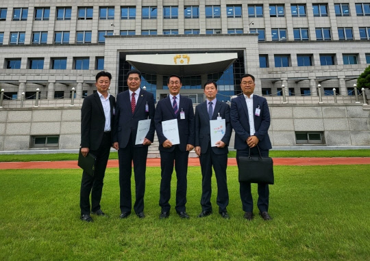 이용록 홍성군수는 지난 10월 내포신도시 뉴그린 국가산업단지 건의서를 들고 대통령실을 찾아 강승규 시민사회수석에게 내포신도시 뉴그린 국가산업단지가 윤 대통령의 공약사안임을 강조, 대형기관 위주 수도권 공공기관의 조속한 이전에 힘써 줄 것을 강하게 요청했다. 사진=홍성군 제공