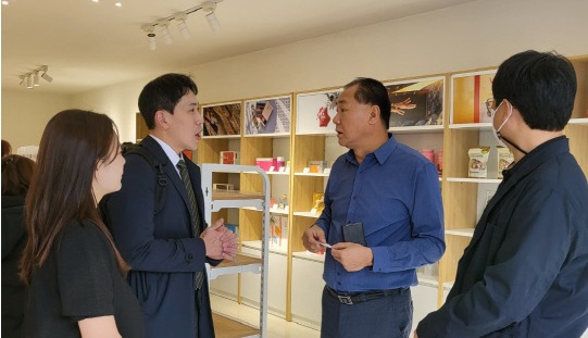 지난해 12월 호서대 창업성장지원사업단이 베트남 하노이의 KOBIZ K-특산품 상설마켓에 방문해 설명을 듣고 있다. 사진=호서대 제공