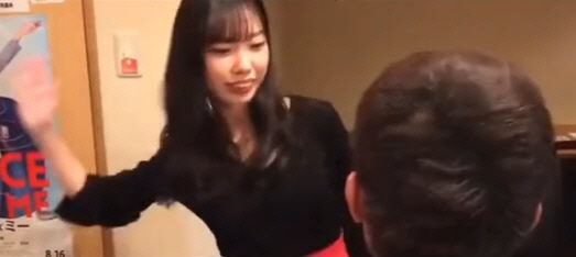 일본 나고야 소재 식당 '샤치호코야'에서 여성 종업원이 손님의 뺨을 때리고 있다. 사진=틱톡 'Comeonmainnnnn' 영상 캡처