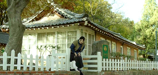 tvN드라마 '마더'의 스틸컷. 선교사촌의 건물이 정애원이라는 보육시설로 나온다. 사진=한남대