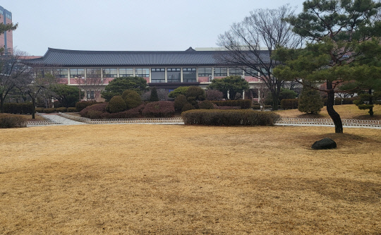 한남대 사범대 잔디광장에서 바라본 인돈기념관(대학본부). 영화 '서울의 봄'에 출연한 배우 정우성이 이곳에서 찍은 셀카사진을 SNS에 올려 화제를 모았다.