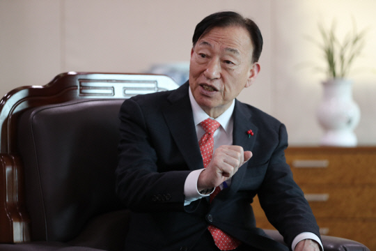 설동호 대전교육감은 지난달 29일 대전시교육청 접견실에서 "학생들이 자신의 꿈을 향해 미래를 활짝 열어가는 '창의융합인재'로 성장할 수 있도록 디딤돌이 되겠다"고 강조하고 있다. 김영태 기자 