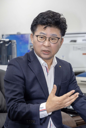 최충규 대덕구청장은 6일 구청장실에서 "민선8기 대덕구가 반환점을 도는 만큼 대형 사업의 차질 없는 추진과 구민들께 약속한 사업이 제대로 완성될 수 있도록 전력을 기울일 것"이라고 강조하고 있다. 사진=이다온 기자