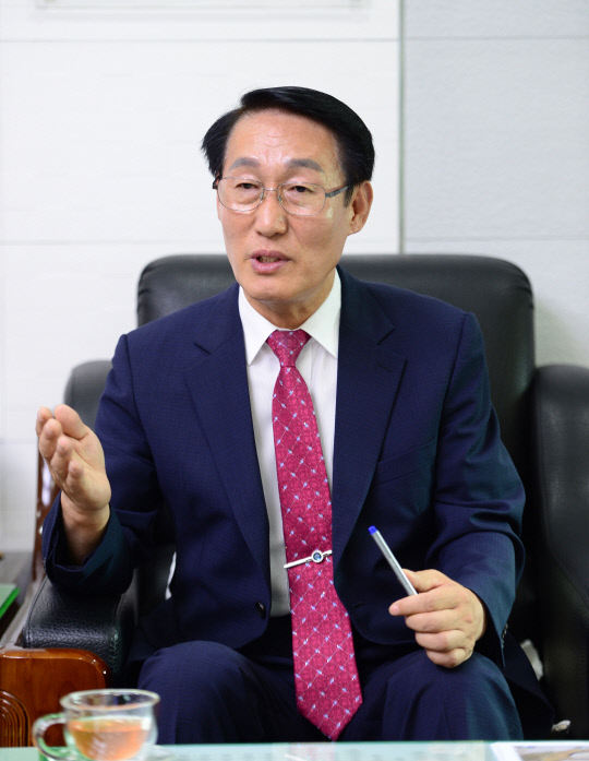 이용록 홍성군수가 군수실에서 가진 대전일보와의 인터뷰에서 올해 홍성군의 주요 군정방향에 대해 설명하고 있다. 사진=홍성군청 제공
