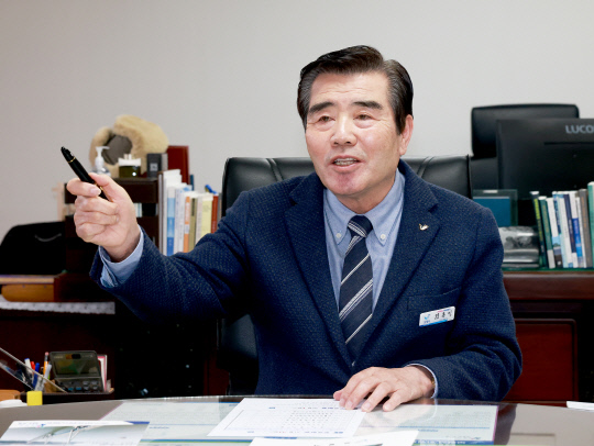 김동일 보령시장은 14일 시장실에서 새해에 밝힌 OK보령 비전선포의 의미를 설명하며 올해의 시정운영 계획을 밝혔다. 최의성 기자