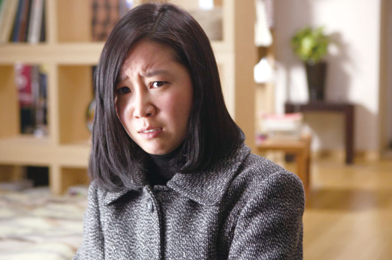 안면홍조증을 앓고 있는 여교사를 다룬 영화 '미쓰 홍당무'의 한 장면.  '미쓰 홍당무' 스틸 컷.