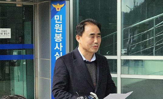정우택 의원 '돈봉투 수수' 의혹 주장하는 카페업자 측 변호사회견. 사진=연합뉴스