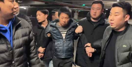 경찰이 지난 8일 오후 9시 7분경 경기도 안산시 유명쇼핑몰 주차장에서 아산 새마을금고 강도사건 피의자를 체포하고 있다. 충남경찰청 제공