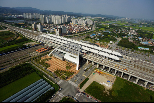 청주시는 해마다 인구 수가 증가하고 있지만, 0.824 수치로 지방소멸 주의 단계에 접어들었다. 사진은 청주시 오송역. 충북도 제공