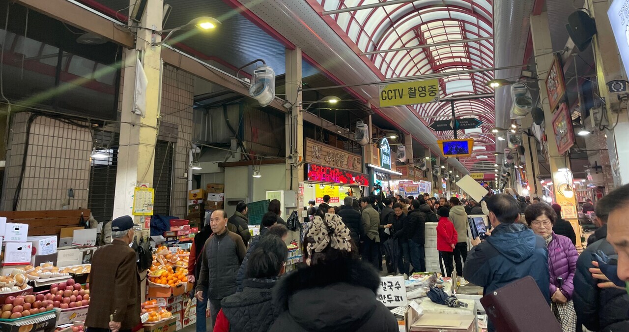 청주 육거리 시장에 방문한 사람들이 돌아다니고 있다. 석지연 기자