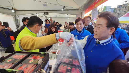 이재명 더불어민주당 대표가 21일 충남 논산시민공원에서 열린 딸기축제 행사에 방문했다. 정종만 기자. 