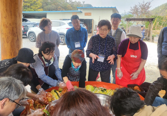 충북 단양군은 주민등록인구보다 생활인구보다 훨씬 많은 지역이다. 농촌체험프로그램의 하나인 된장 만들기 체험. 사진=단양군