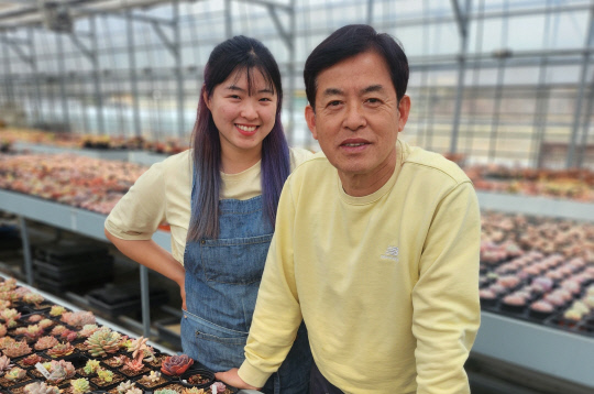 아버지 채재학씨는 틈날 때마다 농장 일을 도와주는 든든한 후원자이다.