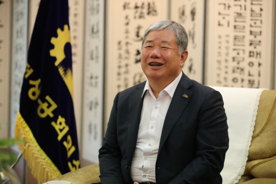 정태희 대전상공회의소 회장은 최근 대전일보와의 인터뷰에서 지방소멸 위기를 강조하며, 국가 미래 성장을 위해 수도권 중심에서 벗어나 공공기관 이전, 지방 국책사업 예타 면제 등이 시행돼야 한다고 역설했다. 또 대전상의의 기본 역할인 지자체-기관-대학-기업 간 '연결'을 강화, 소통을 통한 지역 발전을 꾀하겠다고 밝혔다.  김영태 기자