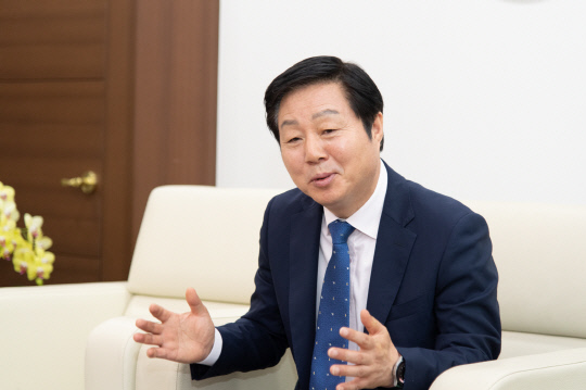 김정겸 총장은 17일 "강한 연구력을 기반으로 한 충청권 발전에 기여하는 메가 유니버시티로 만들 것"이라고 강조했다. 'The STRONG CNU, Mega University'가 김 총장이 바라는 충남대 모습이다 . 충남대 제공 