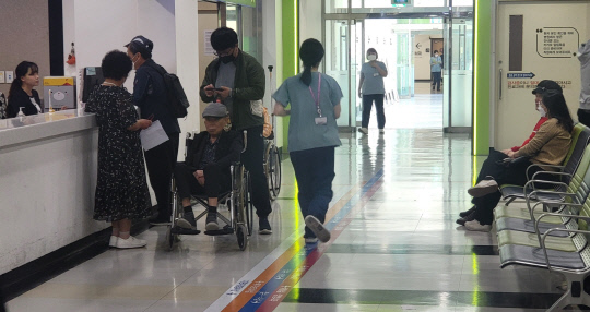 충남대병원은 응급, 중증, 심혈관, 암환자에 대한 진료체계를 차질 없이 계속 유지하겠다고 밝혔다.