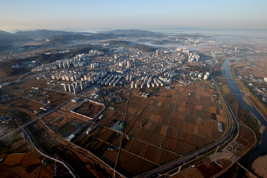 아산시 전경. 아산시는 대기업과 대단위 산업단지 등 양질의 일자리가 많아지며 청년 유입이 많아졌다. 탕정·배방으로 대표되는 신도시와 KTX역 등 정주 여건 개선으로 인구 유입이 가속화하고 있다. 아산시 제공