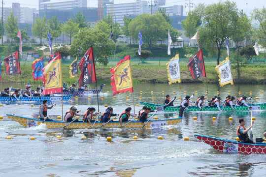 지난달 25일 아산 염치읍 곡교천에 마련된 특설 경기장에서 열린 '제1회 이순신장군배 전국 거북선 노젓기대회'에 참가자들이 열띤 경쟁을 펼치고 있다. 대회에는 86개 팀 1118명이 참가했으며 대회장은 경기를 관람하려는 시민 3000여명이 운집했다. 아산시는 1회 대회 성공개최로 내년엔 대대적으로 확대 운영할 계획이다. 아산시 제공
