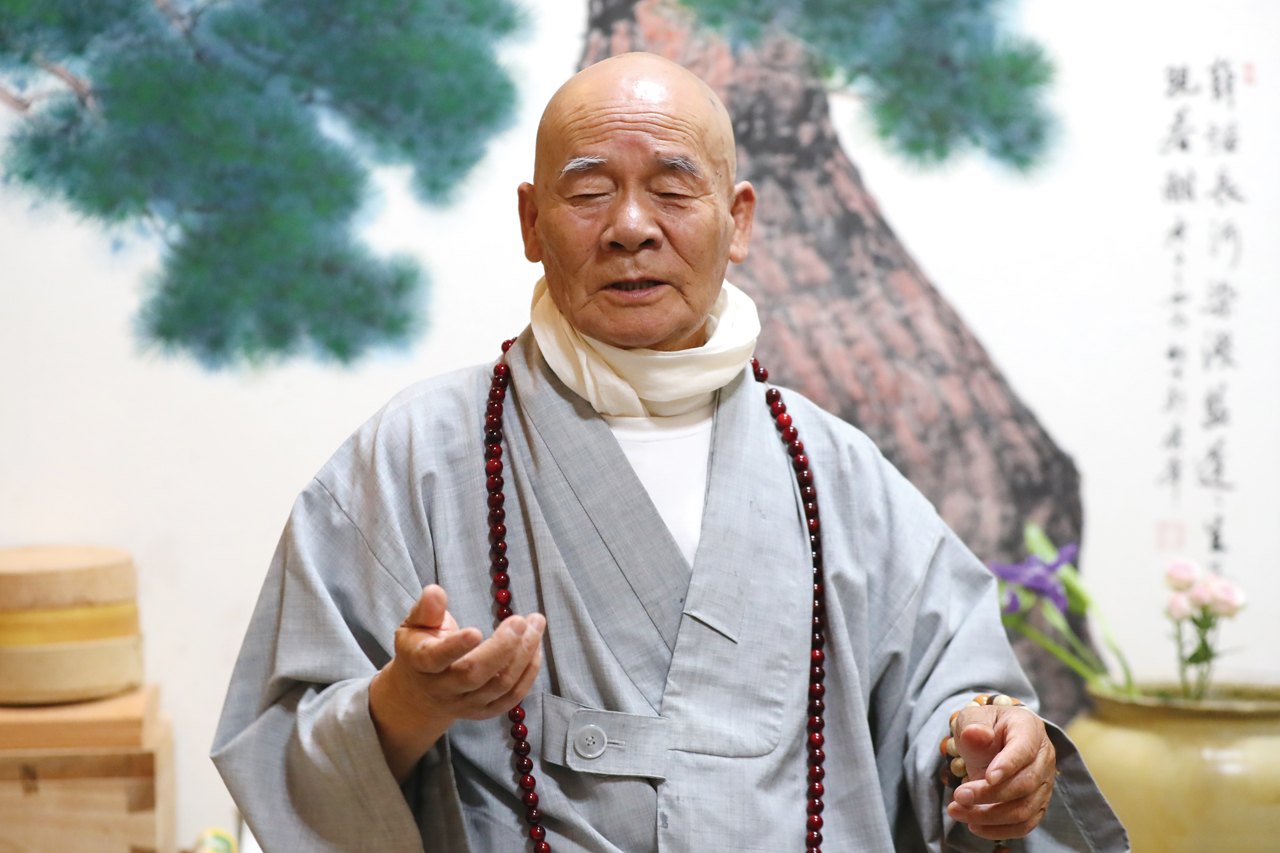 대한불교조계종 제7교구 본사 덕숭총림 수덕사 방장 달하 우송대종사가 '불기 2568년 부처님 오신 날'을 맞아 사부대중에게 봉축법어를 전하고 있다.  김영태 기자