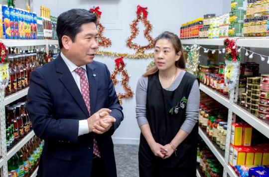 고려인 점포주 격려하는 김창규 제천시장. 사진=제천시 제공