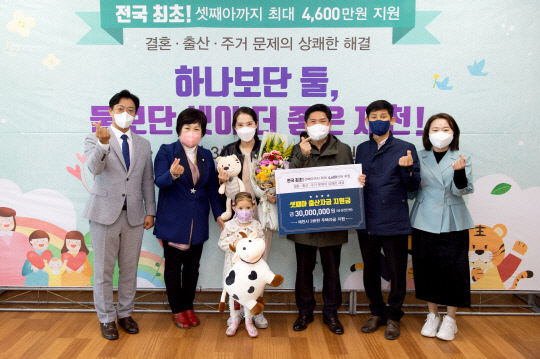 제천시가 '3쾌한 주택자금' 대상 가족에게 인증서와 축하선물을 전달하고 있다. 사진=제천시 제공.