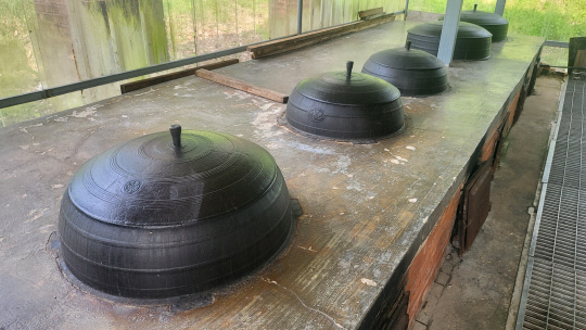 아나농에서 메주를 만들 때 사용하는 전통 가마솥.