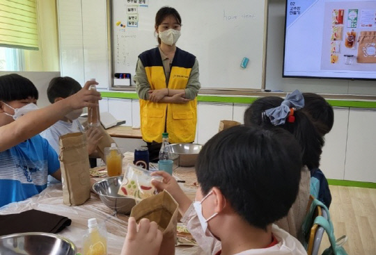 김민솔 대표가 어린이들에게 전통 고추장 만들기 체험교육을 하고 있다. 사진=아나농 제공