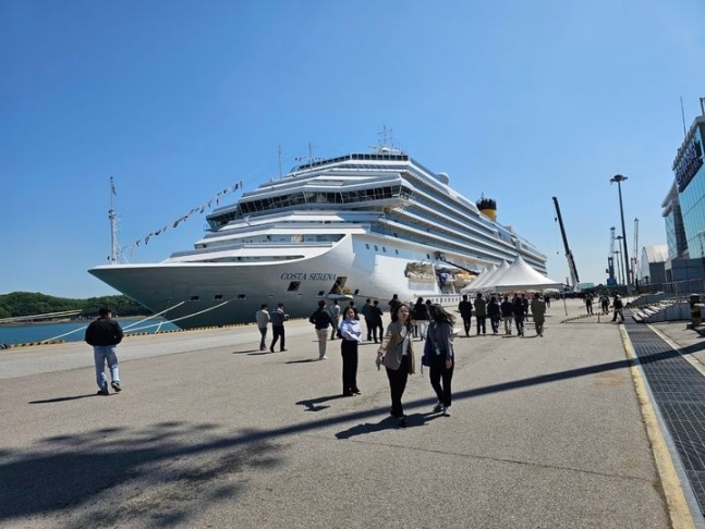 서산 대산항에 입항한 국제크루즈선 코스타세레나호 모습